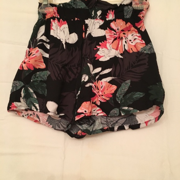 Adorable tropical paperbag colorful shorts. Size XS. New - Picture 6 of 7
